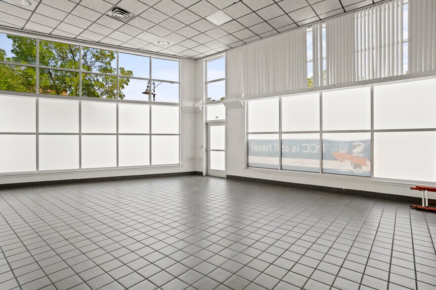 202 S Riverside Ave, Medford, OR for sale - Interior Photo - Image 2 of 7