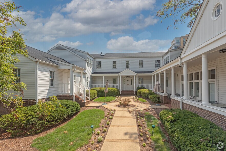 11718 Bowman Green Dr, Reston, VA à louer - Photo du bâtiment - Image 3 de 5