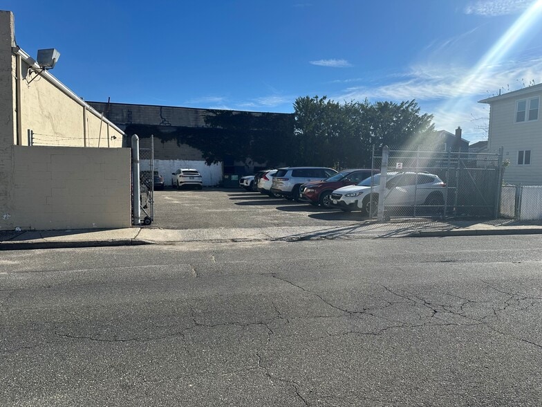 333 Hempstead Tpke, Elmont, NY for sale - Building Photo - Image 3 of 4