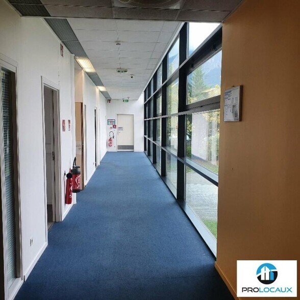 Office in Montbonnot-Saint-Martin for lease - Interior Photo - Image 2 of 26