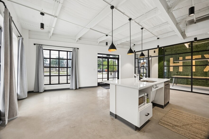 4521 N Main St, Houston, TX à louer - Photo du bâtiment - Image 3 de 20