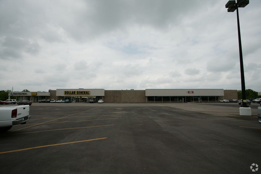 660-734 W Brazos Ave, West Columbia, TX for lease - Building Photo - Image 3 of 3