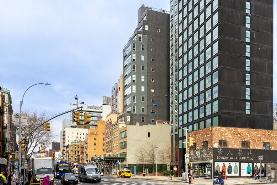 195 Bowery, New York, NY à vendre - Photo du bâtiment - Image 2 de 11