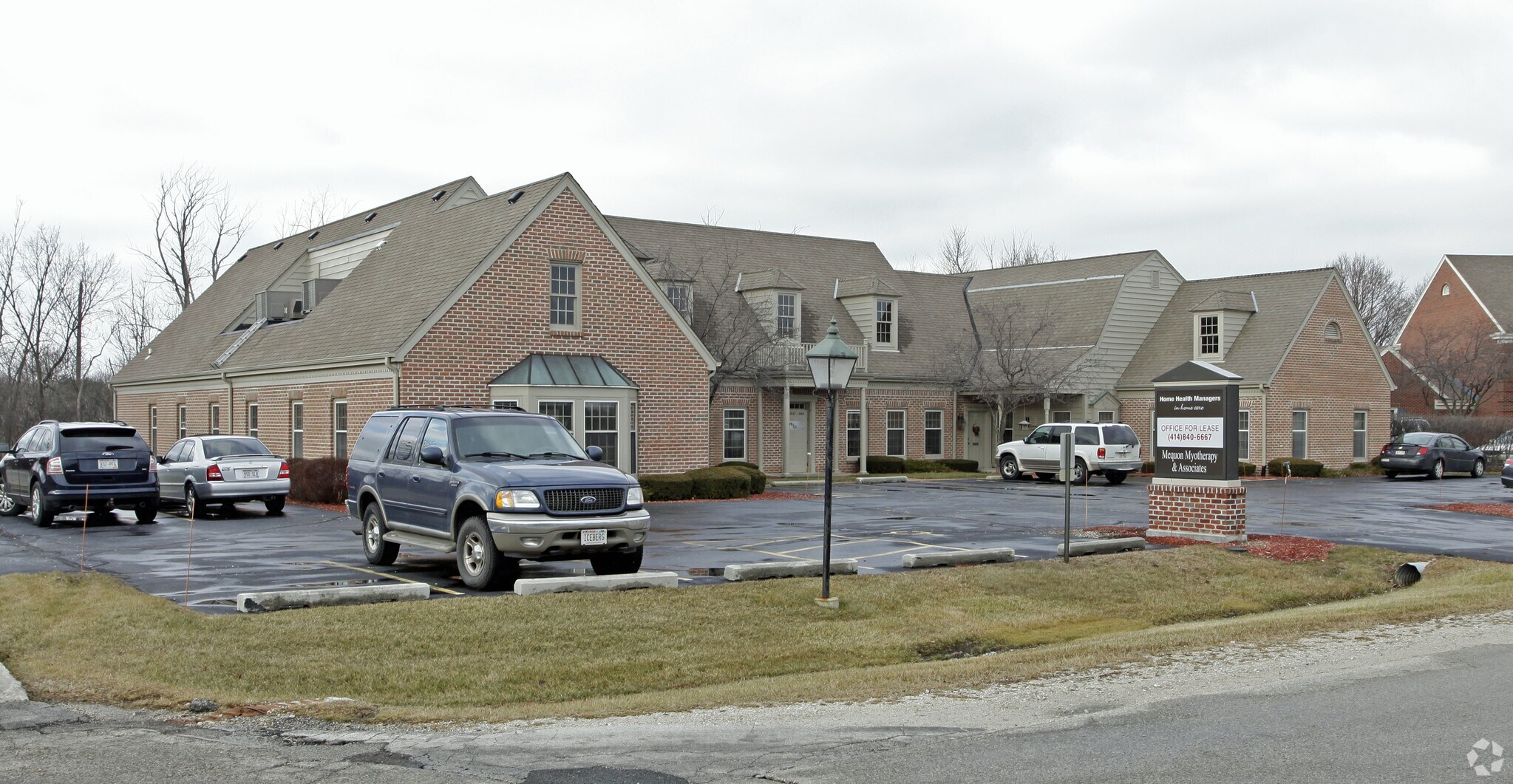 11045-11055 N Towne Square Rd, Mequon, WI for lease Primary Photo- Image 1 of 4