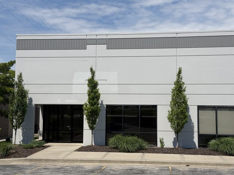 1206 NE Douglas St, Lees Summit, MO for lease - Building Photo - Image 3 of 10