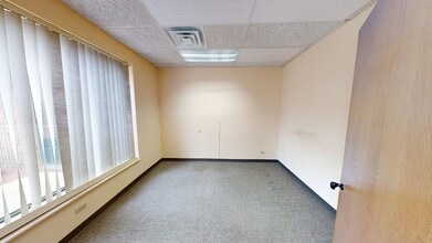 3401-3419 N Kennicott Ave, Arlington Heights, IL for lease Interior Photo- Image 1 of 11
