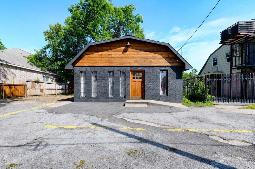 2737 Carpenter Ave, Dallas, TX for lease - Building Photo - Image 1 of 13