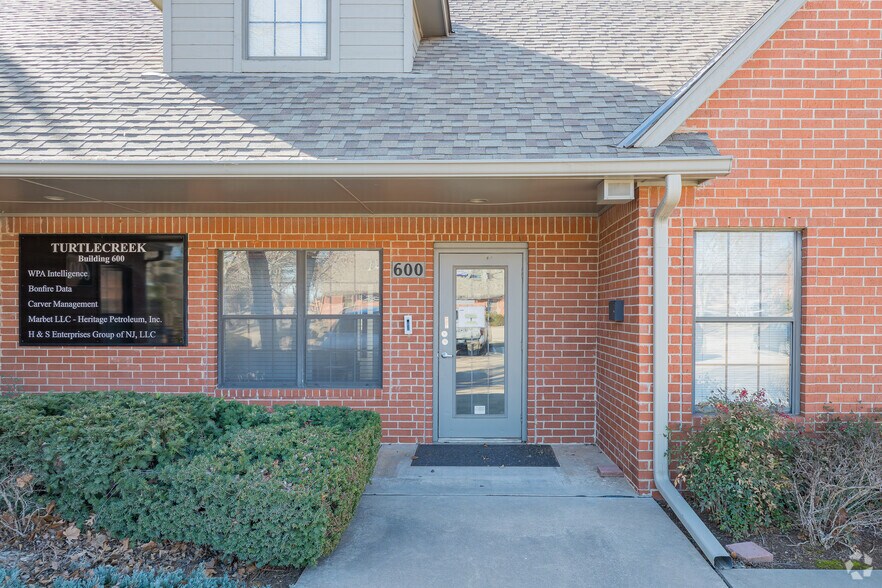 1900 E 15th St, Edmond, OK à louer - Photo du bâtiment - Image 2 de 17