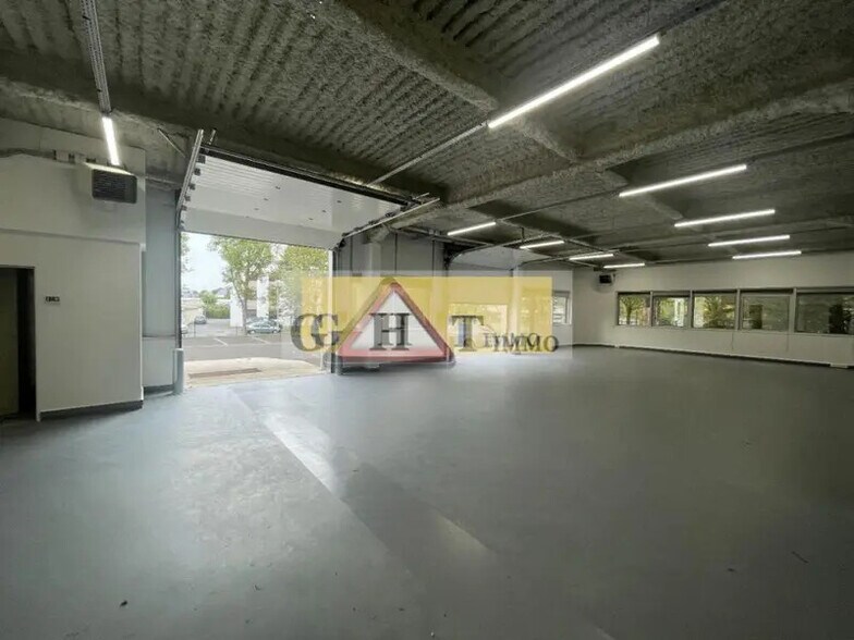Industrial in Les Ulis for lease - Building Photo - Image 1 of 15