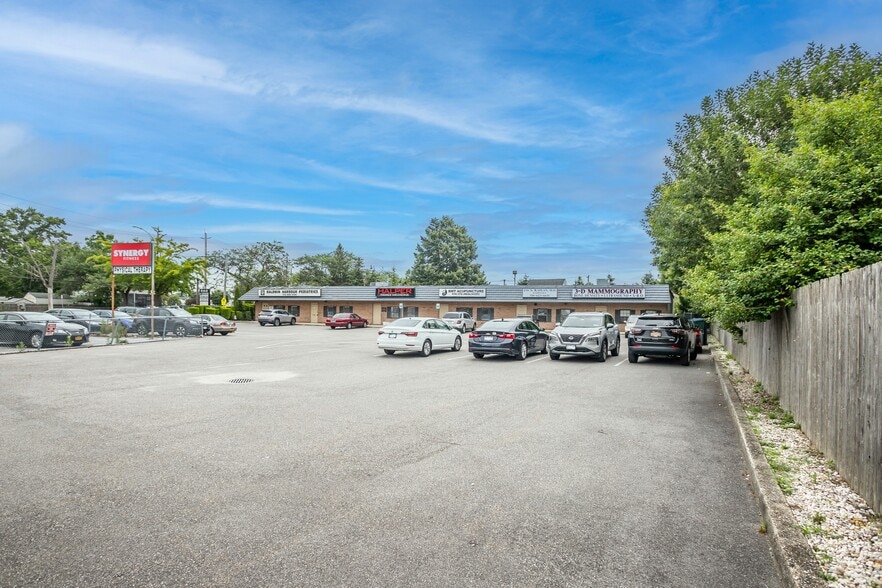 860 Atlantic Ave, Baldwin, NY à vendre - Photo du bâtiment - Image 2 de 5