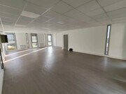 Espace lumineux et moderne, idéal pour des activités professionnelles.