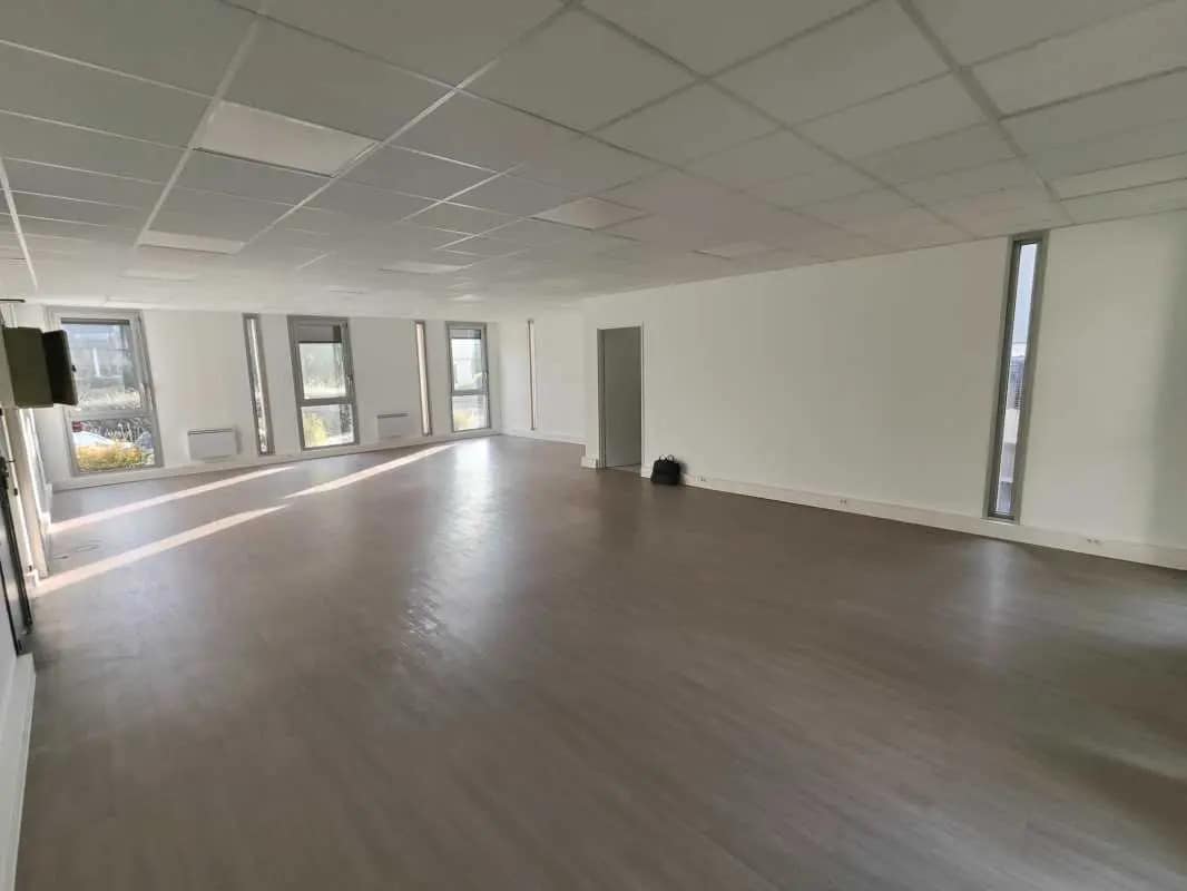 8 Rue Des Frères Caudron, Vélizy-Villacoublay, YVE 78140 - Unité 03 -  - Photo intérieure - Image 2 of 2