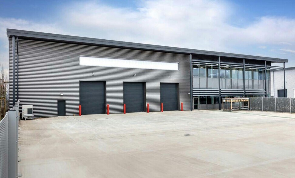 690 Stirling Rd, Slough à louer - Photo du bâtiment - Image 3 de 6