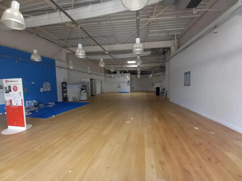 Industrial in Maurepas for lease - Building Photo - Image 3 of 7