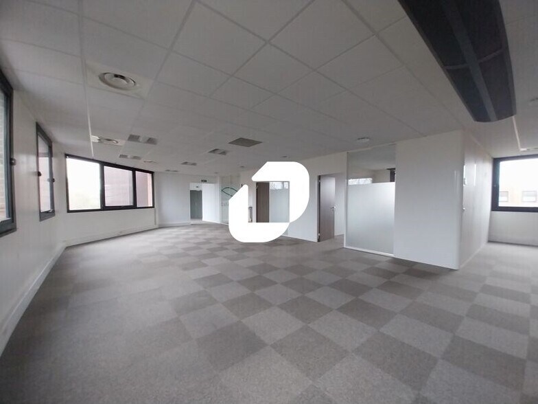 Office in Montigny-le-Bretonneux for lease - Interior Photo - Image 3 of 4