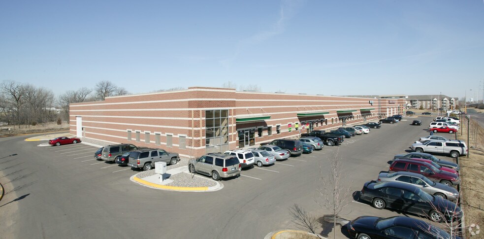 8451-8479 Xerxes Ave N, Brooklyn Park, MN à louer - Photo du bâtiment - Image 2 de 7