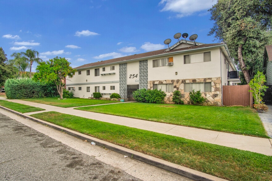254 W Dexter St, Covina, CA à vendre - Photo du bâtiment - Image 1 de 23
