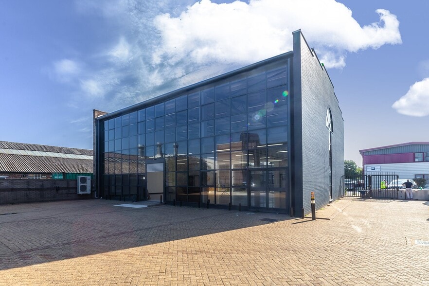 Oakcroft Rd, Chessington for lease - Building Photo - Image 2 of 3