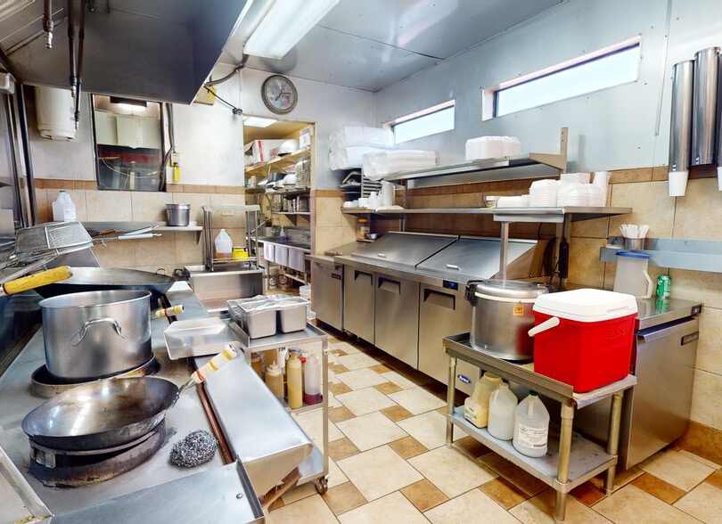 107 Roya Ln, Bryant, AR for sale - Interior Photo - Image 2 of 32