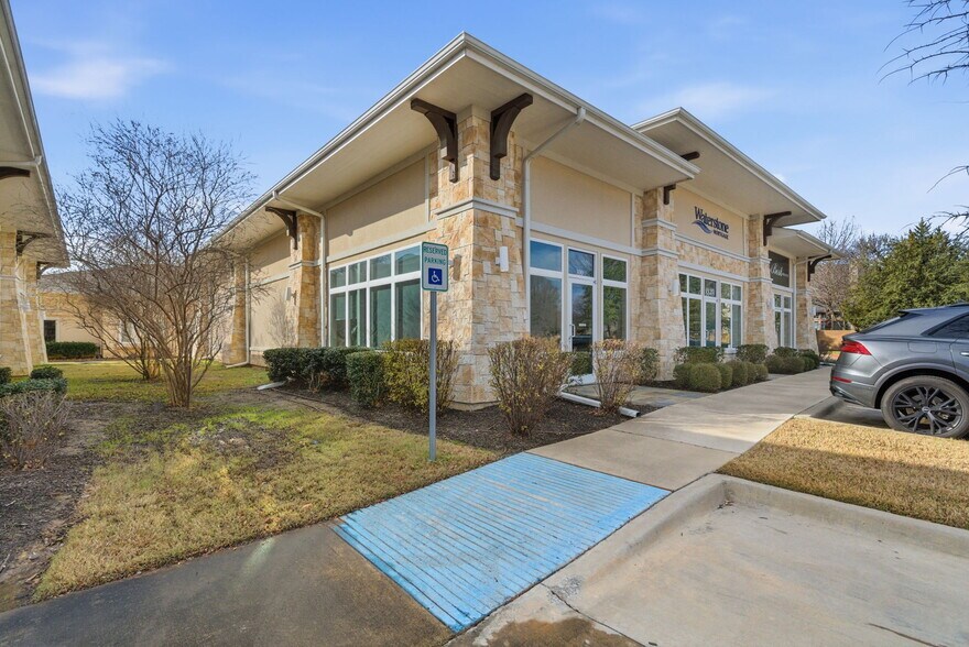 8849 Davis Blvd, Keller, TX à louer - Photo du bâtiment - Image 3 de 8