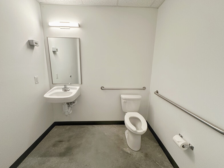 5720-5724 N Commerce Ct, Alpharetta, GA for lease - Building Photo - Image 1 of 3