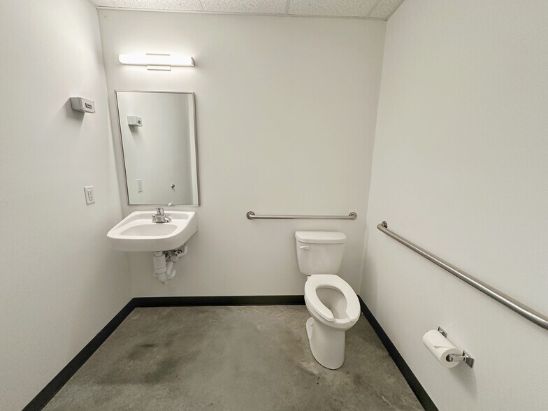 5720-5724 N Commerce Ct, Alpharetta, GA à louer - Photo du bâtiment - Image 1 de 3