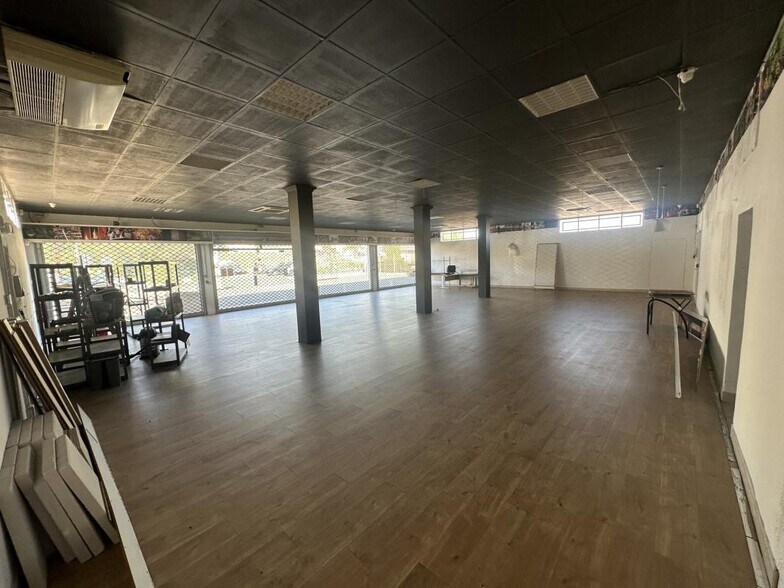 Retail in Le Muy for lease - Interior Photo - Image 3 of 12