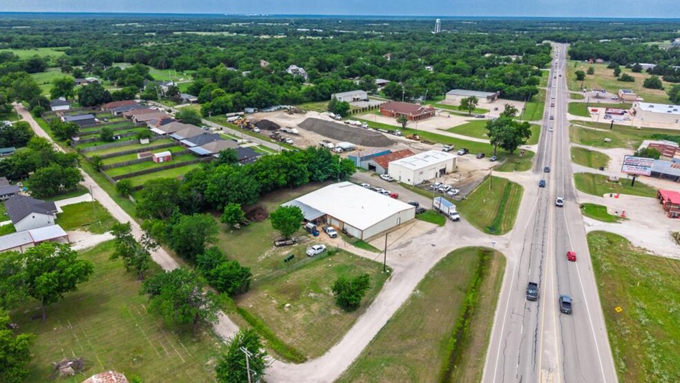 203 Norton St, Lone Oak, TX à vendre - Photo du bâtiment - Image 2 de 6