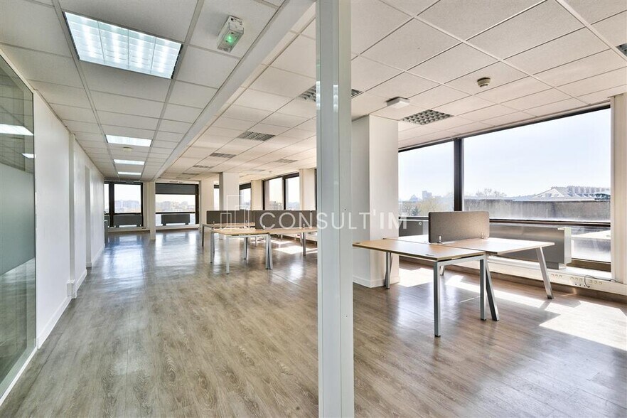Bureau dans Saint-Cloud à louer - Photo du bâtiment - Image 1 de 4