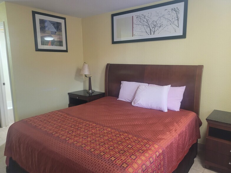 4709 Spencer Hwy, Pasadena, TX à vendre - Photo du bâtiment - Image 2 de 10