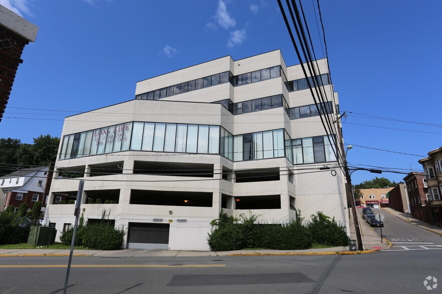 596 Anderson Ave, Cliffside Park, NJ à louer - Photo du bâtiment - Image 2 de 12