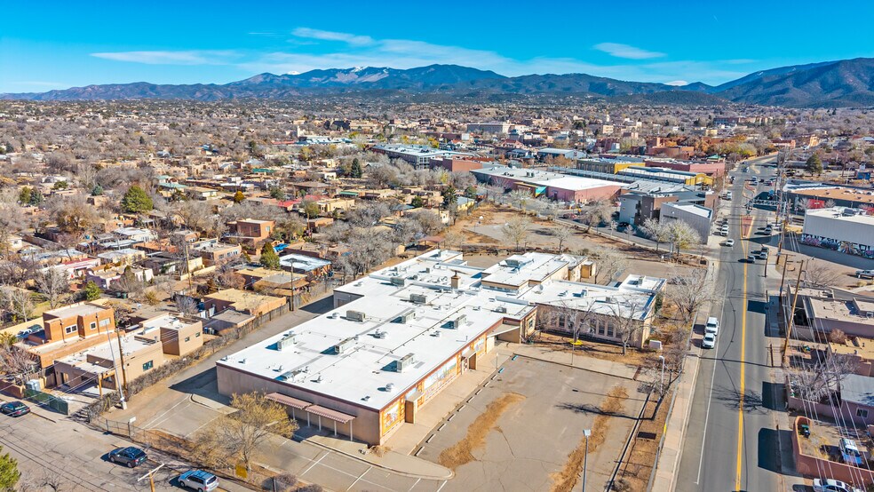 1625 Paseo de Peralta, Santa Fe, NM à vendre - Photo du bâtiment - Image 2 de 12