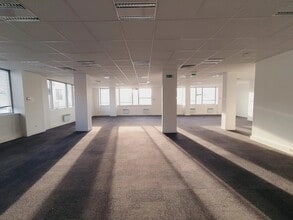 Office in Saint-Ouen-sur-Seine for lease Interior Photo- Image 1 of 1