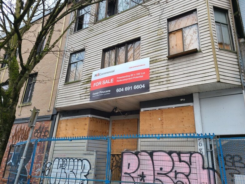 568 Powell St, Vancouver, BC à vendre - Photo du bâtiment - Image 2 de 4