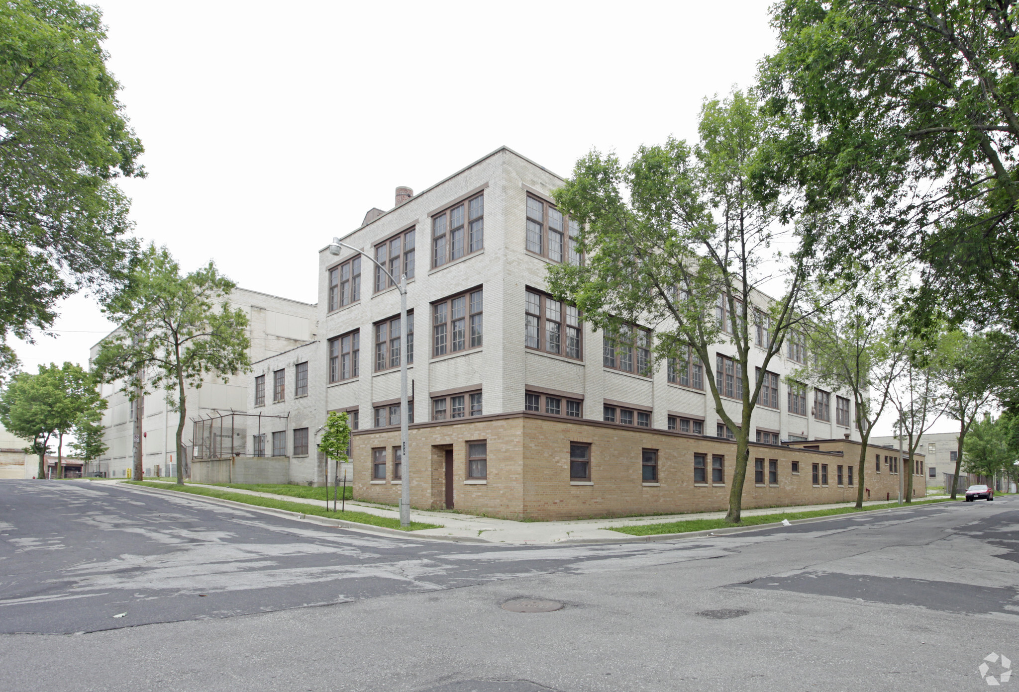 2758 N 33rd St, Milwaukee, WI for sale Primary Photo- Image 1 of 1