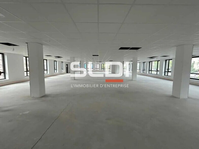 Office in Vénissieux for lease - Building Photo - Image 3 of 12