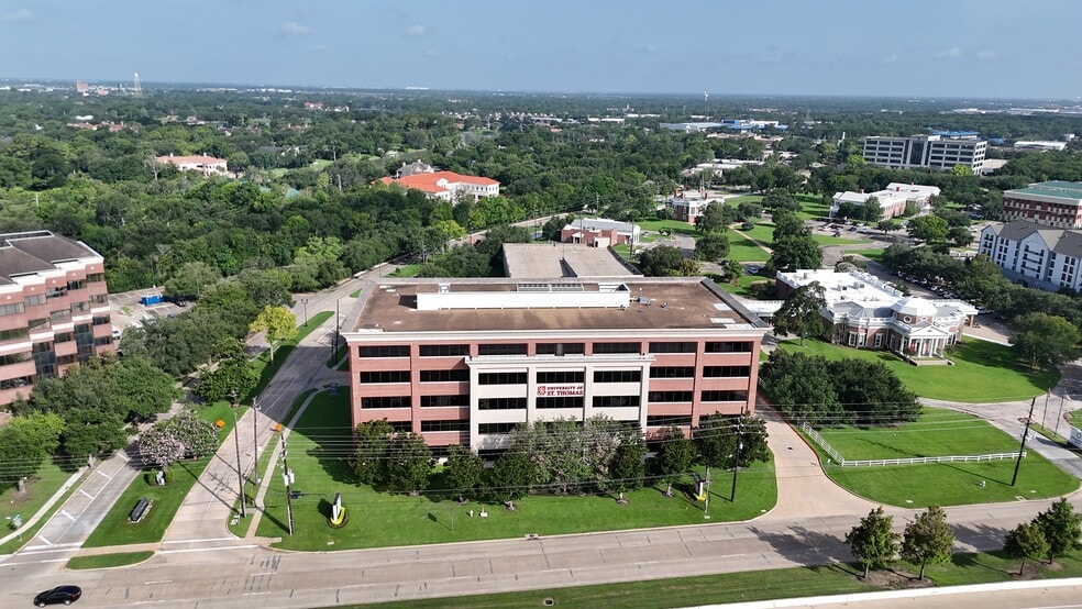 14090 Southwest Fwy, Sugar Land, TX for lease - Building Photo - Image 3 of 9