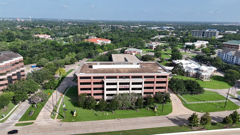 14090 Southwest Fwy, Sugar Land, TX à louer - Photo du bâtiment - Image 3 de 9