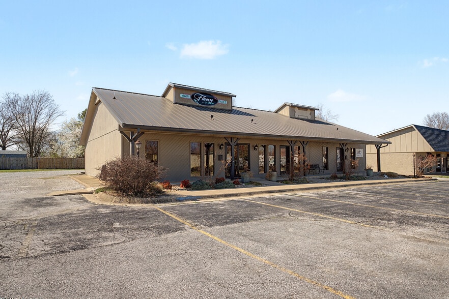 1133 NW J St, Bentonville, AR à vendre - Photo du bâtiment - Image 2 de 23
