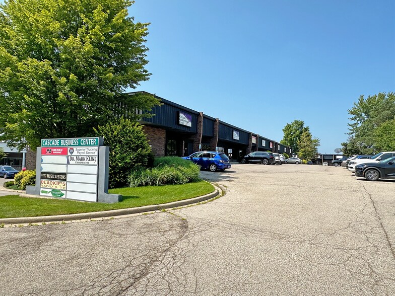 6151-6167 28th St SE, Grand Rapids, MI for lease - Building Photo - Image 2 of 4