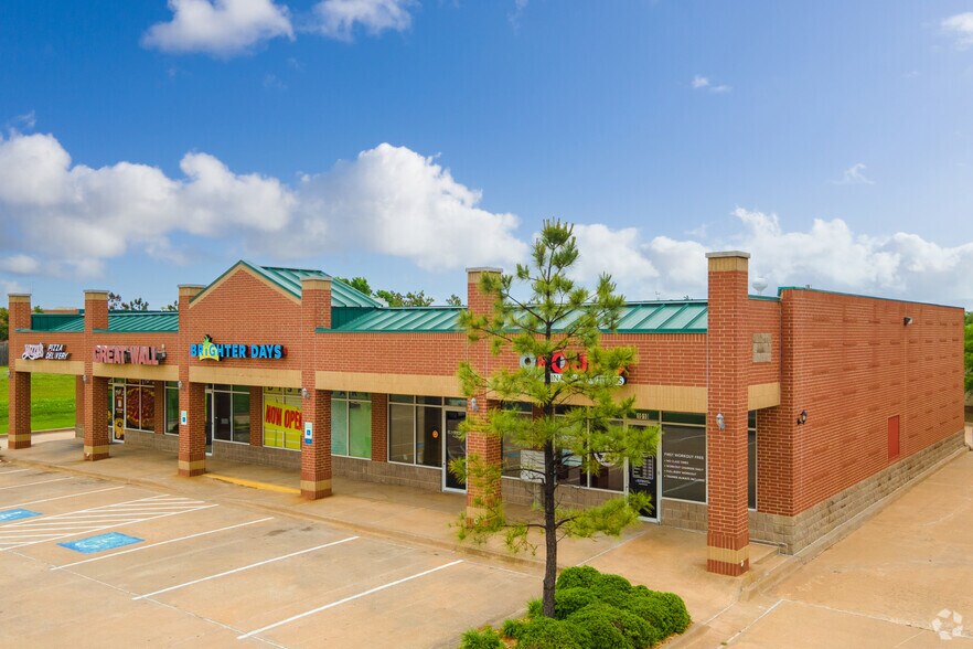 1010-1022 N Santa Fe St, Edmond, OK à louer - Photo du bâtiment - Image 2 de 4