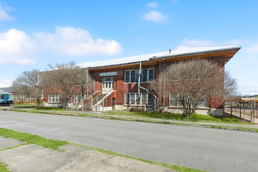 Former Church, School, & Rectory portefeuille de 3 propriétés à vendre sur LoopNet.ca - Photo du bâtiment - Image 3 de 5