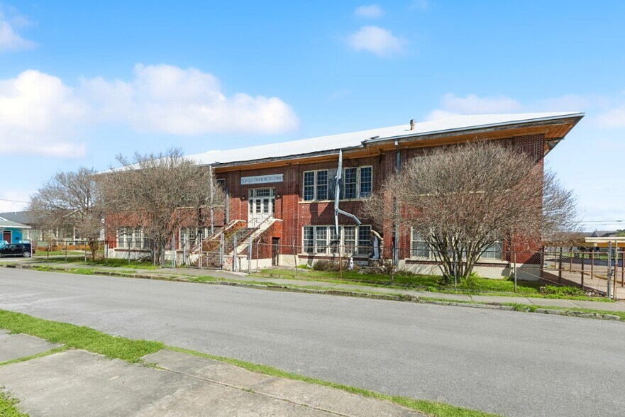 Former Church, School, & Rectory portefeuille de 3 propriétés à vendre sur LoopNet.ca - Photo du bâtiment - Image 3 de 5