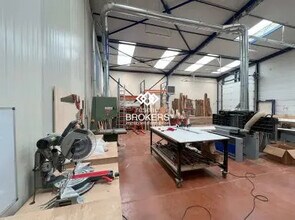 Office in Saint-Genis-Laval for lease Interior Photo- Image 2 of 2