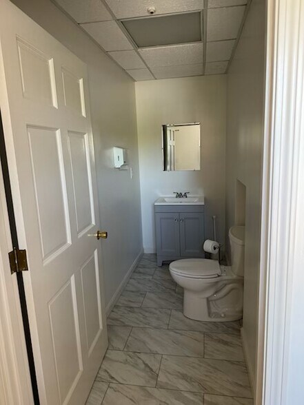 693 E Central St, Franklin, MA à louer - Photo du bâtiment - Image 2 de 11