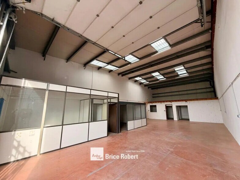 Office in Lentilly for lease - Interior Photo - Image 2 of 5