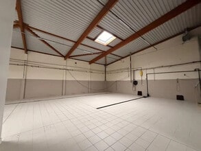 Flex in Décines-Charpieu for lease Interior Photo- Image 2 of 5