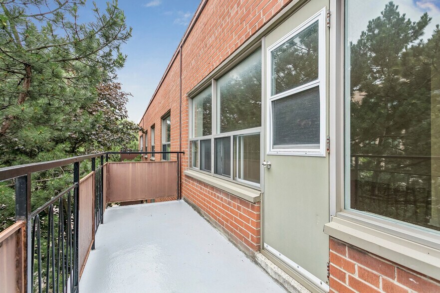 391 Major Mackenzie Dr E, Richmond Hill, ON à vendre - Photo du bâtiment - Image 3 de 13