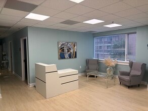 208 Elden St, Herndon, VA à louer Photo intérieure- Image 1 de 5