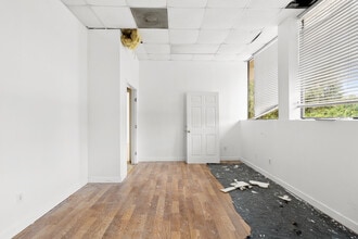 1504 S Frazier St, Conroe, TX for lease Building Photo- Image 1 of 13